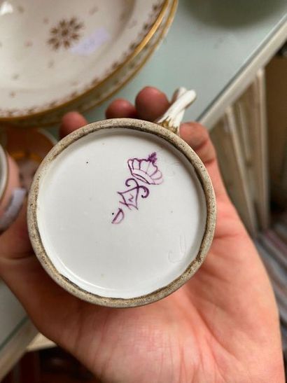 Lot en porcelaine comprenant deux tasses...