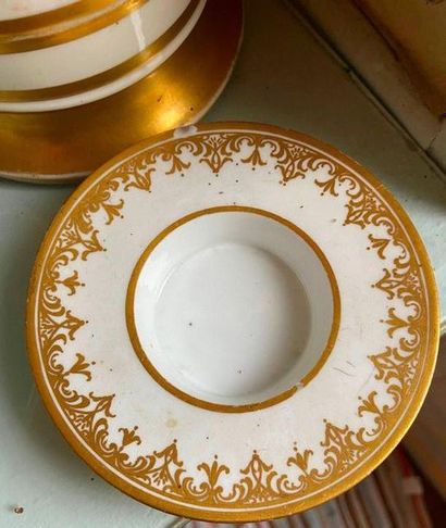 Lot en porcelaine comprenant deux tasses...