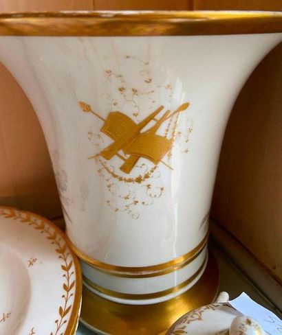 Lot en porcelaine comprenant deux tasses...