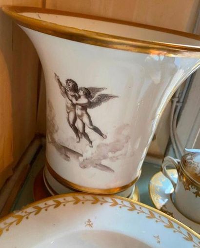 Lot en porcelaine comprenant deux tasses...
