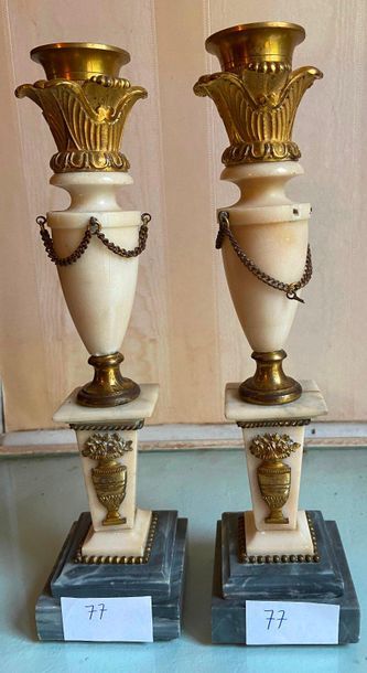 Paire de bougeoirs en bronze doré et marbre...