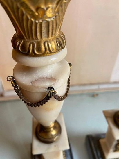 Paire de bougeoirs en bronze doré et marbre...