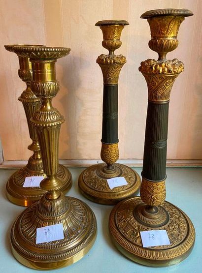 Lot de deux paires de bougeoirs, à décor...