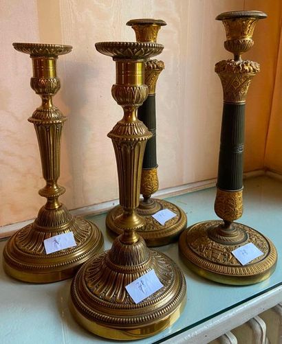 Lot de deux paires de bougeoirs, à décor...