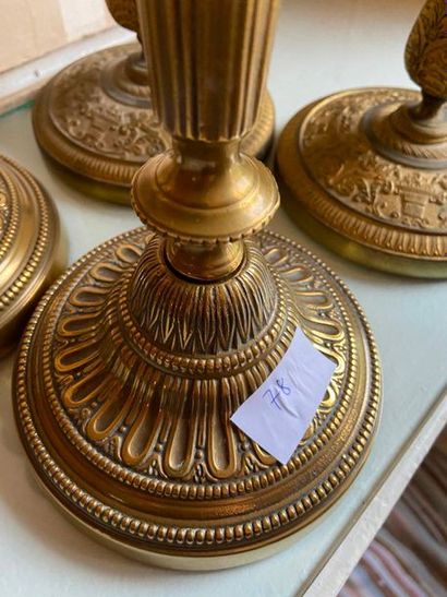 Lot de deux paires de bougeoirs, à décor...