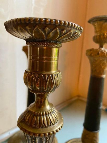 Lot de deux paires de bougeoirs, à décor...