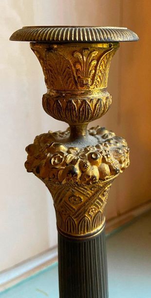 Lot de deux paires de bougeoirs, à décor...