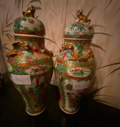 Canton

Deux potiches couvertes en porcelaine...