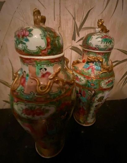 Canton

Deux potiches couvertes en porcelaine...