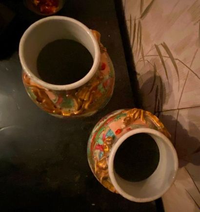 Canton

Deux potiches couvertes en porcelaine...