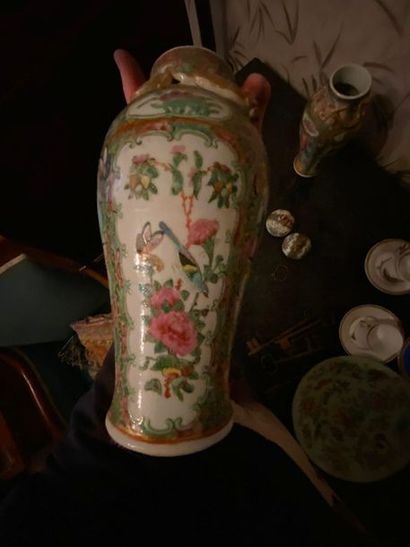 Canton

Deux potiches couvertes en porcelaine...