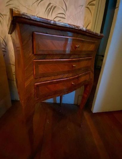 Table chiffonnière en bois et placage de...