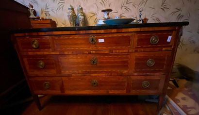 Commode en bois et placage à décor de filets...