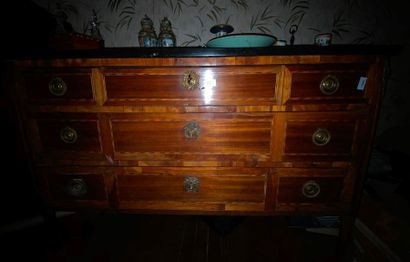 Commode en bois et placage à décor de filets...