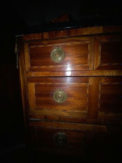 Commode en bois et placage à décor de filets...