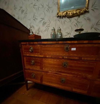 Commode en bois et placage à décor de filets...
