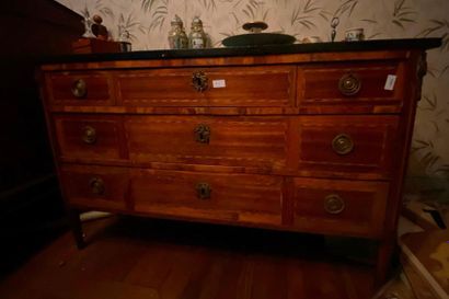 Commode en bois et placage à décor de filets...