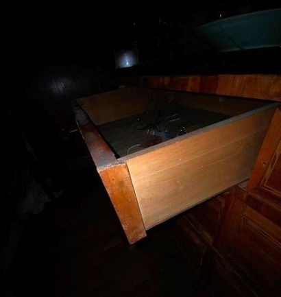Commode en bois et placage à décor de filets...