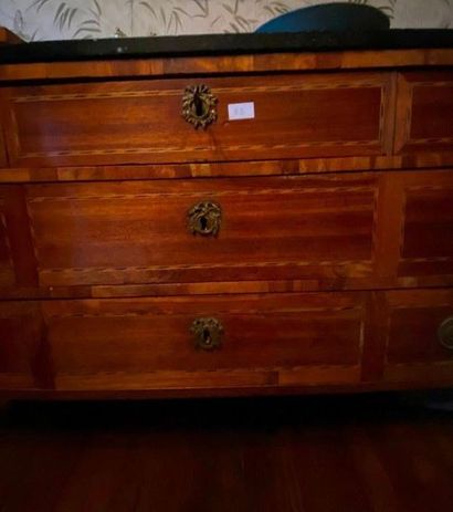 Commode en bois et placage à décor de filets...