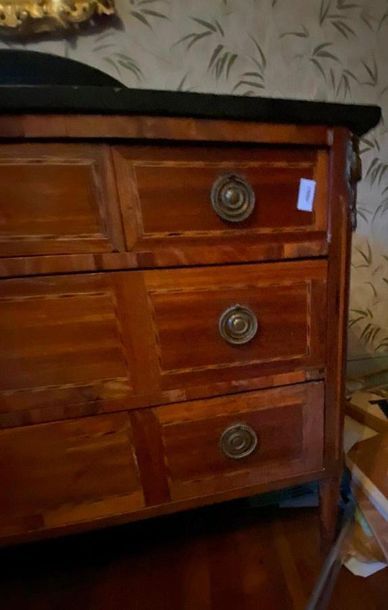 Commode en bois et placage à décor de filets...