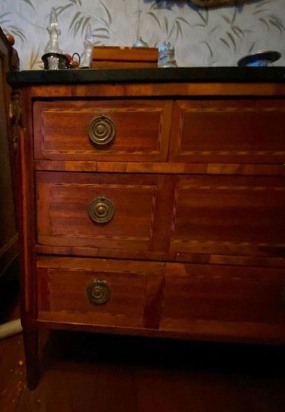 Commode en bois et placage à décor de filets...