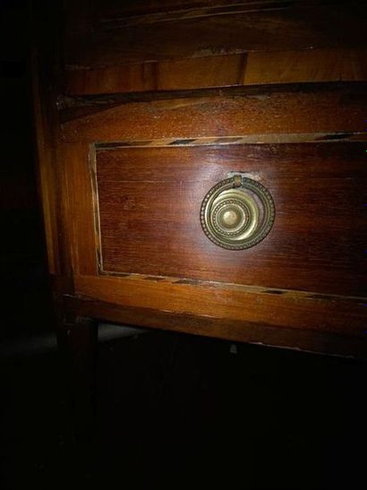 Commode en bois et placage à décor de filets...