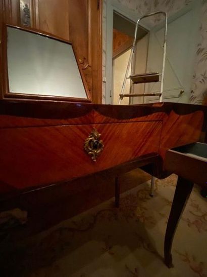 Coiffeuse en bois et placage de bois ouvrant...