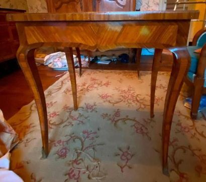 Table travailleuse en bois et placage ouvrant...
