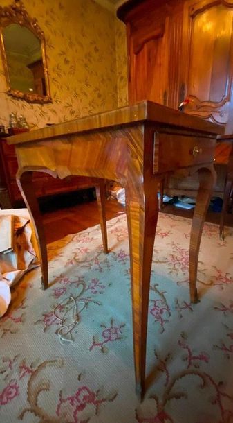 Table travailleuse en bois et placage ouvrant...