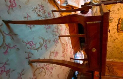 Table travailleuse en bois et placage ouvrant...