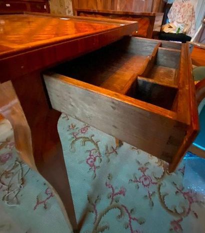 Table travailleuse en bois et placage ouvrant...
