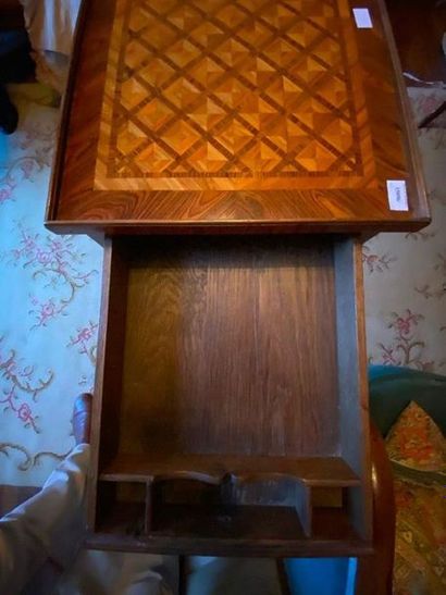 Table travailleuse en bois et placage ouvrant...