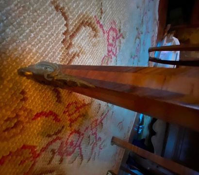 Table travailleuse en bois et placage ouvrant...
