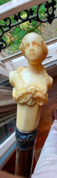 Canne, pommeau à de buste de femme. 

(vendu...