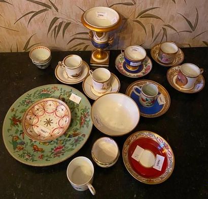 Ensemble en porcelaine tasse et sous- tasses,...