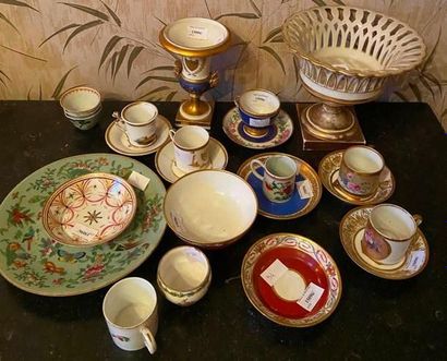 Ensemble en porcelaine tasse et sous- tasses,...