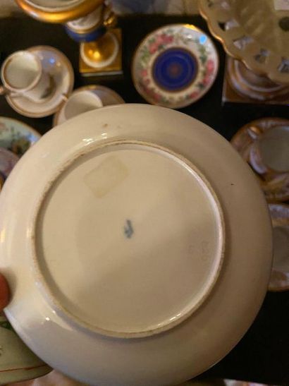 Ensemble en porcelaine tasse et sous- tasses,...