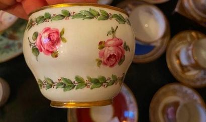 Ensemble en porcelaine tasse et sous- tasses,...