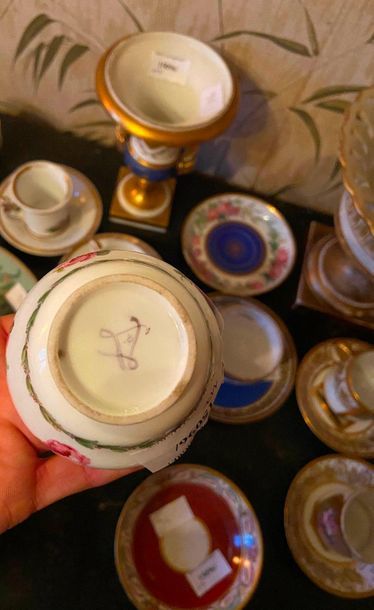 Ensemble en porcelaine tasse et sous- tasses,...