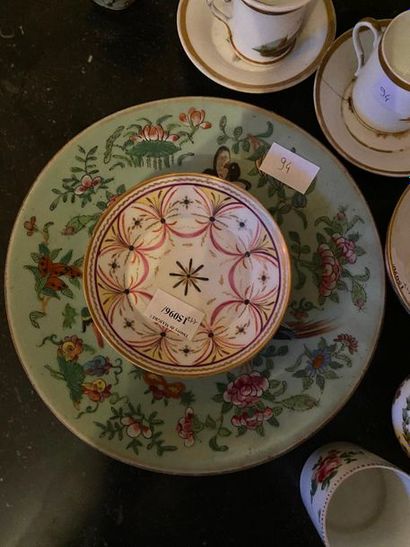 Ensemble en porcelaine tasse et sous- tasses,...
