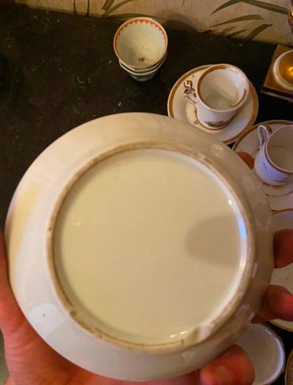 Ensemble en porcelaine tasse et sous- tasses,...