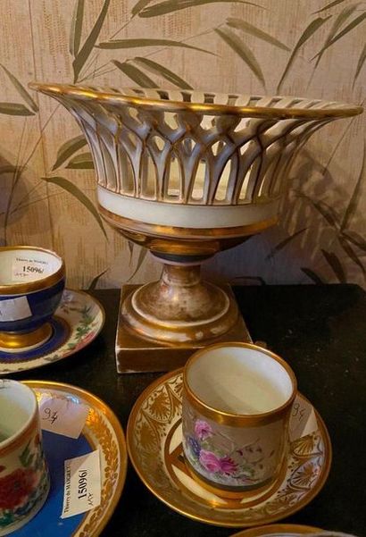Ensemble en porcelaine tasse et sous- tasses,...