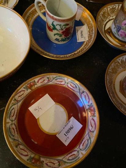 Ensemble en porcelaine tasse et sous- tasses,...