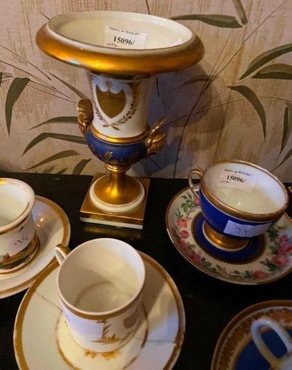 Ensemble en porcelaine tasse et sous- tasses,...