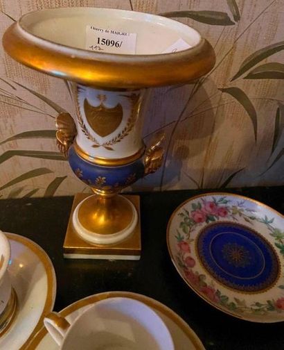 Ensemble en porcelaine tasse et sous- tasses,...