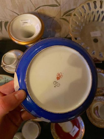 Ensemble en porcelaine tasse et sous- tasses,...
