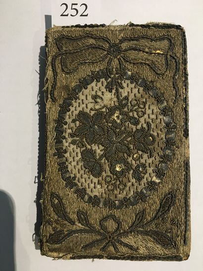 [RELIURE BRODÉE de FILS d'ARGENT]. Sacre...