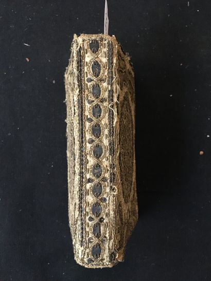 [RELIURE BRODÉE de FILS d'ARGENT]. Sacre...