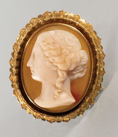 Brooch in gold 750 thousandths of oval form,...