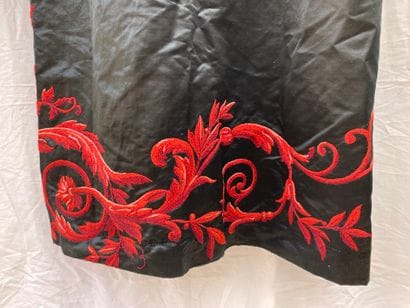 15- Lot including :
Long-sleeved black satin...